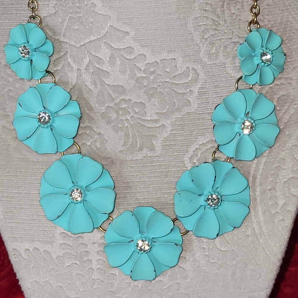 Vintage ceramic flower pedal necklace. (conversation piece)